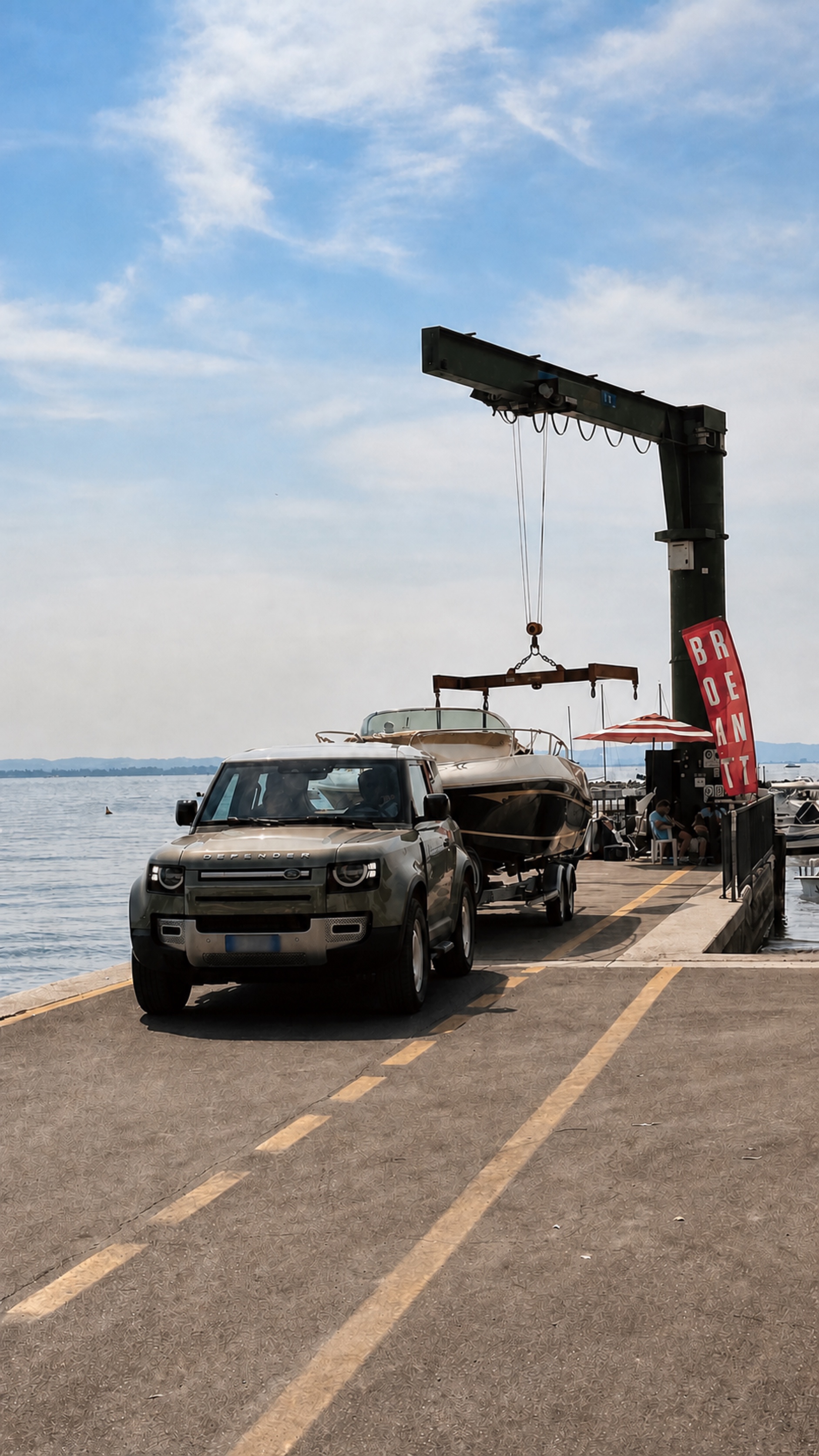 Mezzo di Parking Serena con una barca presso la gru della nautica