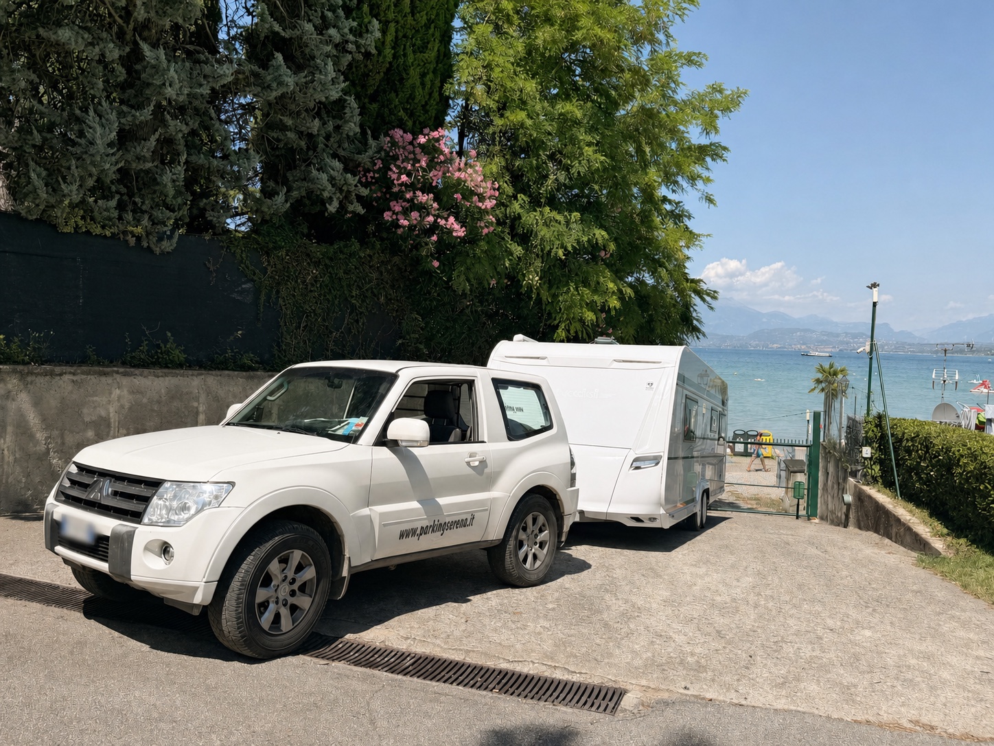 Mezzo di Parking Serena mentre consegna una caravan in campeggio sul Lago di Garda