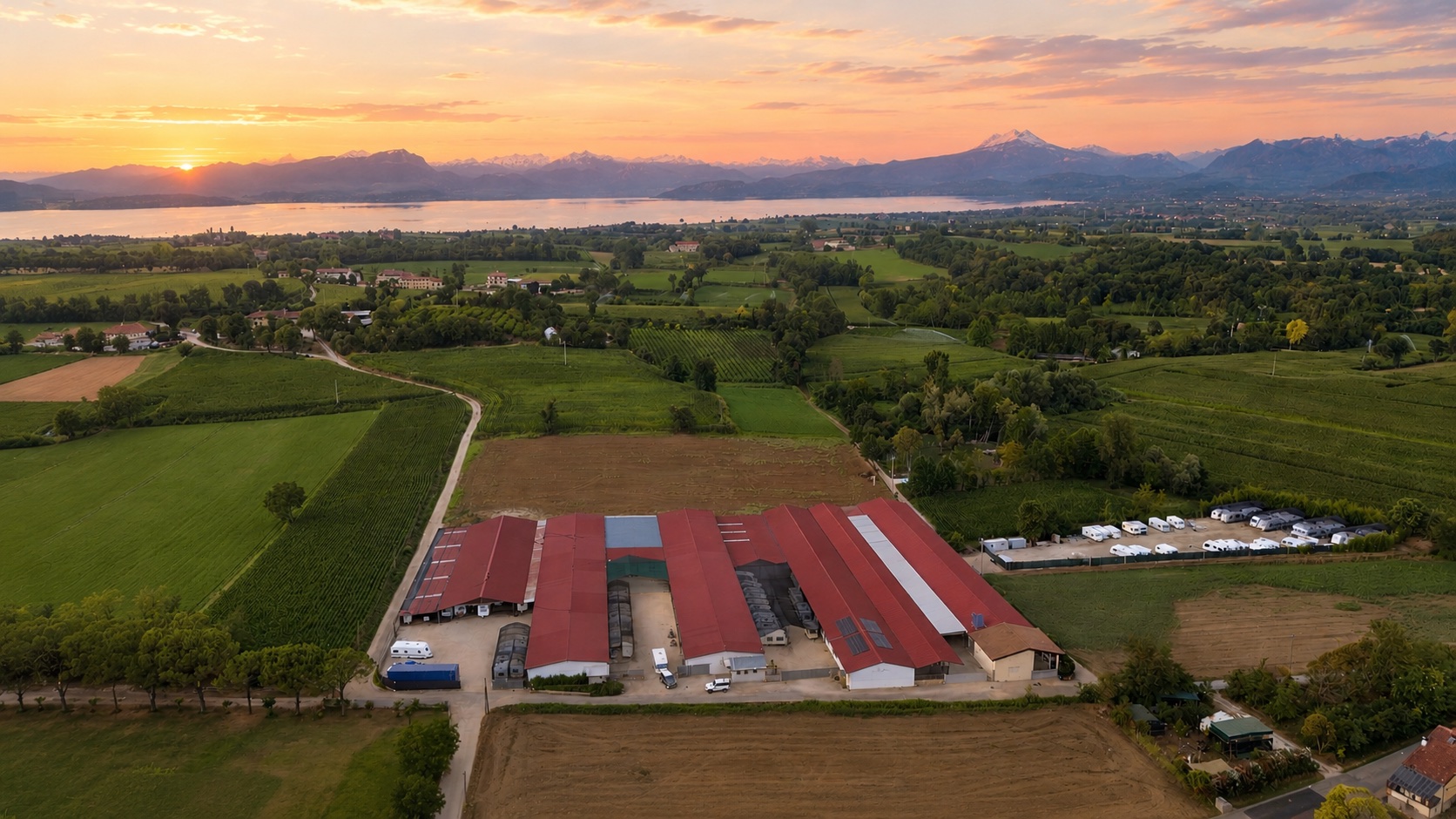 Veduta aerea di Parking Serena, della campagna e del Lago di Garda