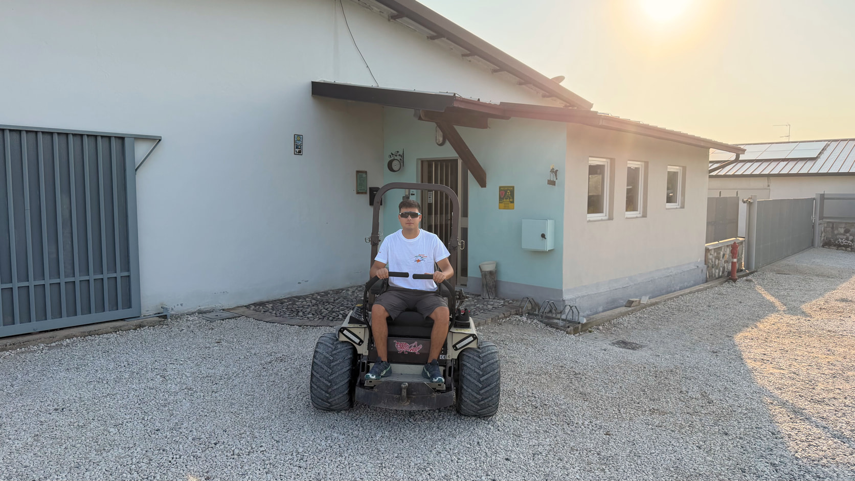 Samuele su un mezzo di servizio di Parking Serena