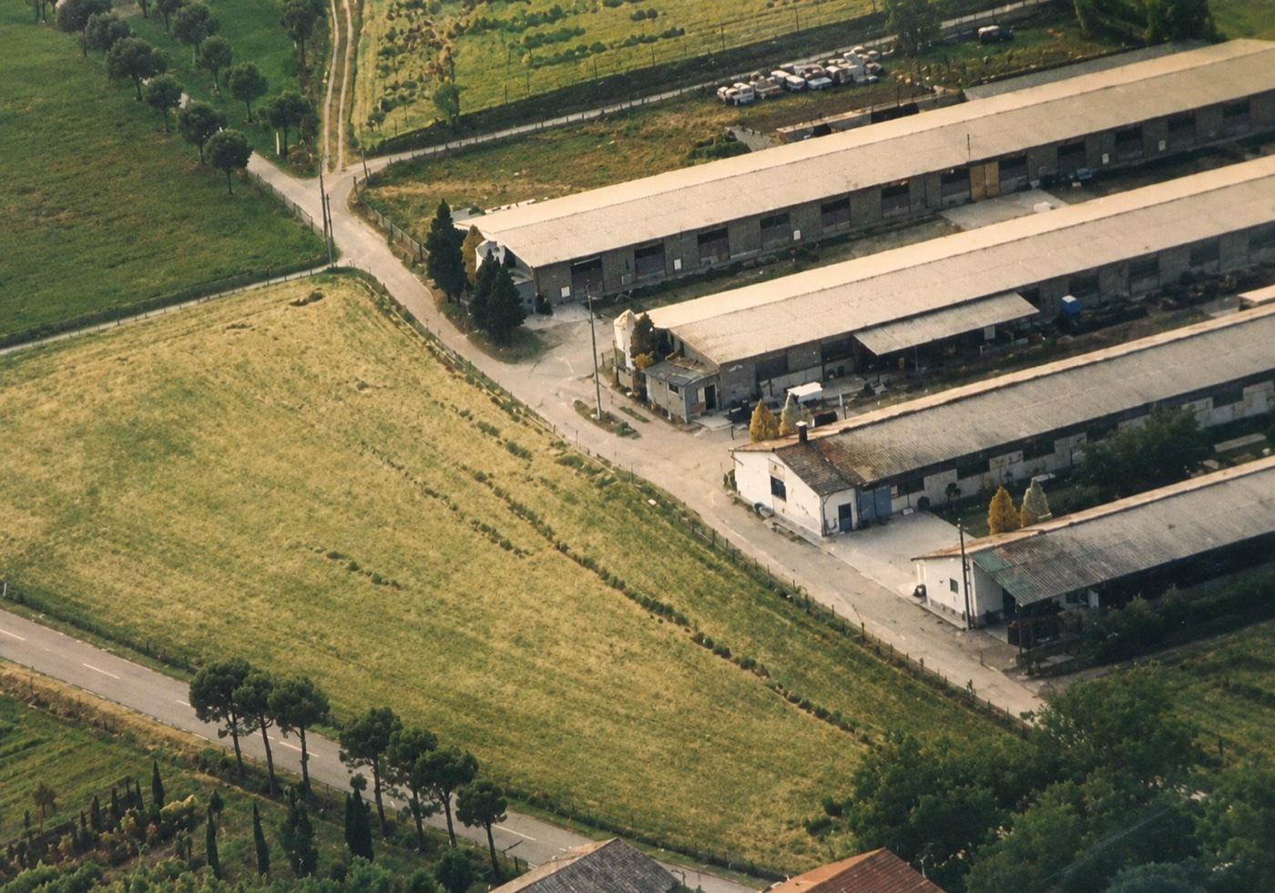 Vista aerea storica dei capannoni di Parking Serena circondati dalla campagna