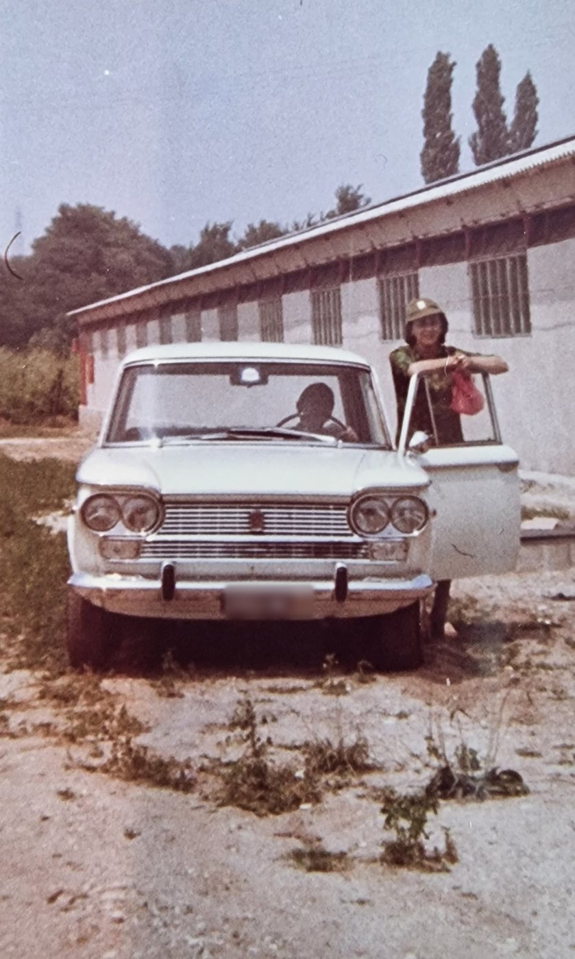 Fotografia storica con un’automobile davanti a uno dei capannoni