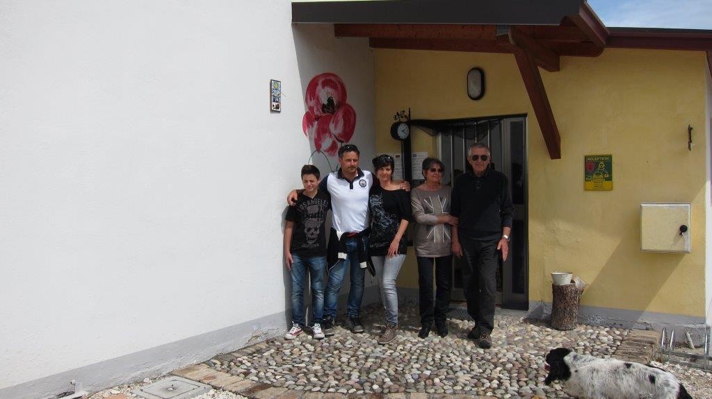 Fotografia di famiglia davanti alla reception di Parking Serena