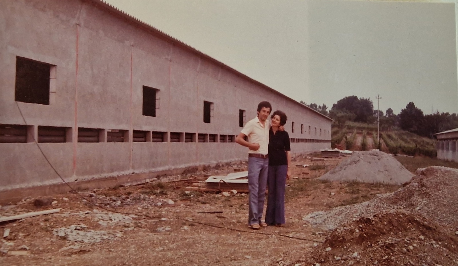 Fotografia storica davanti a uno dei primi capannoni durante i lavori