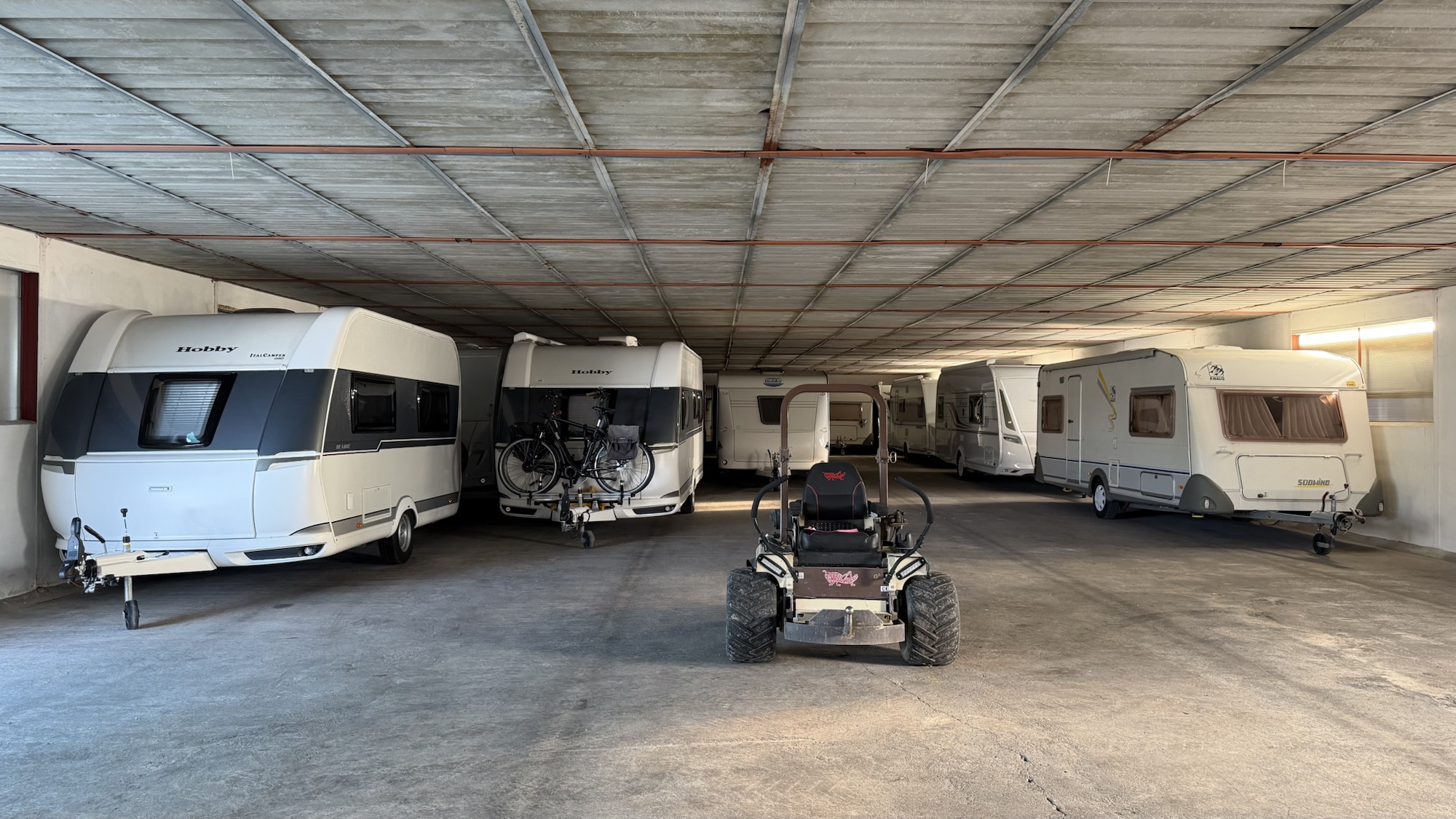 Caravan ordinate all'interno di un altro capannone coperto