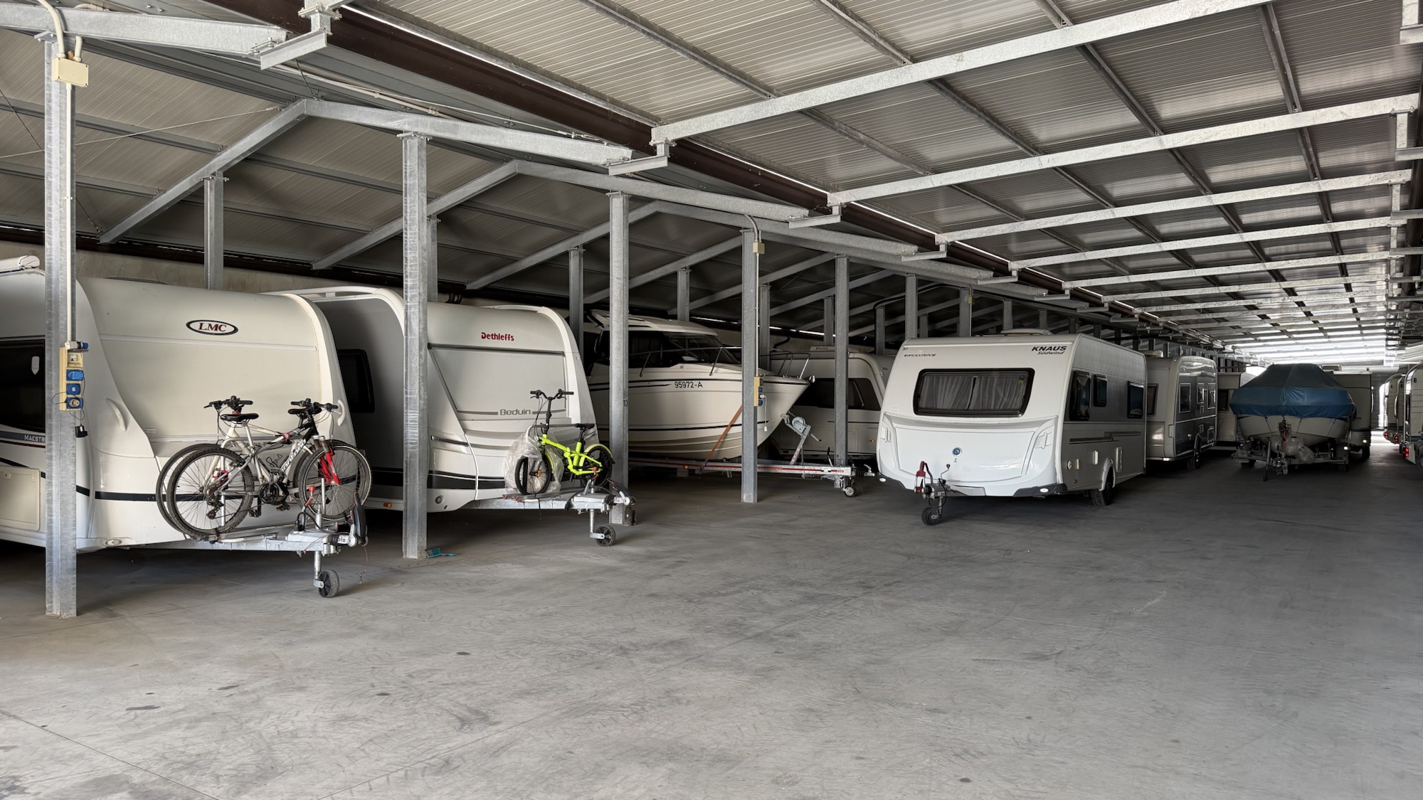 Caravan e barca custodite all'interno di un capannone coperto di Parking Serena