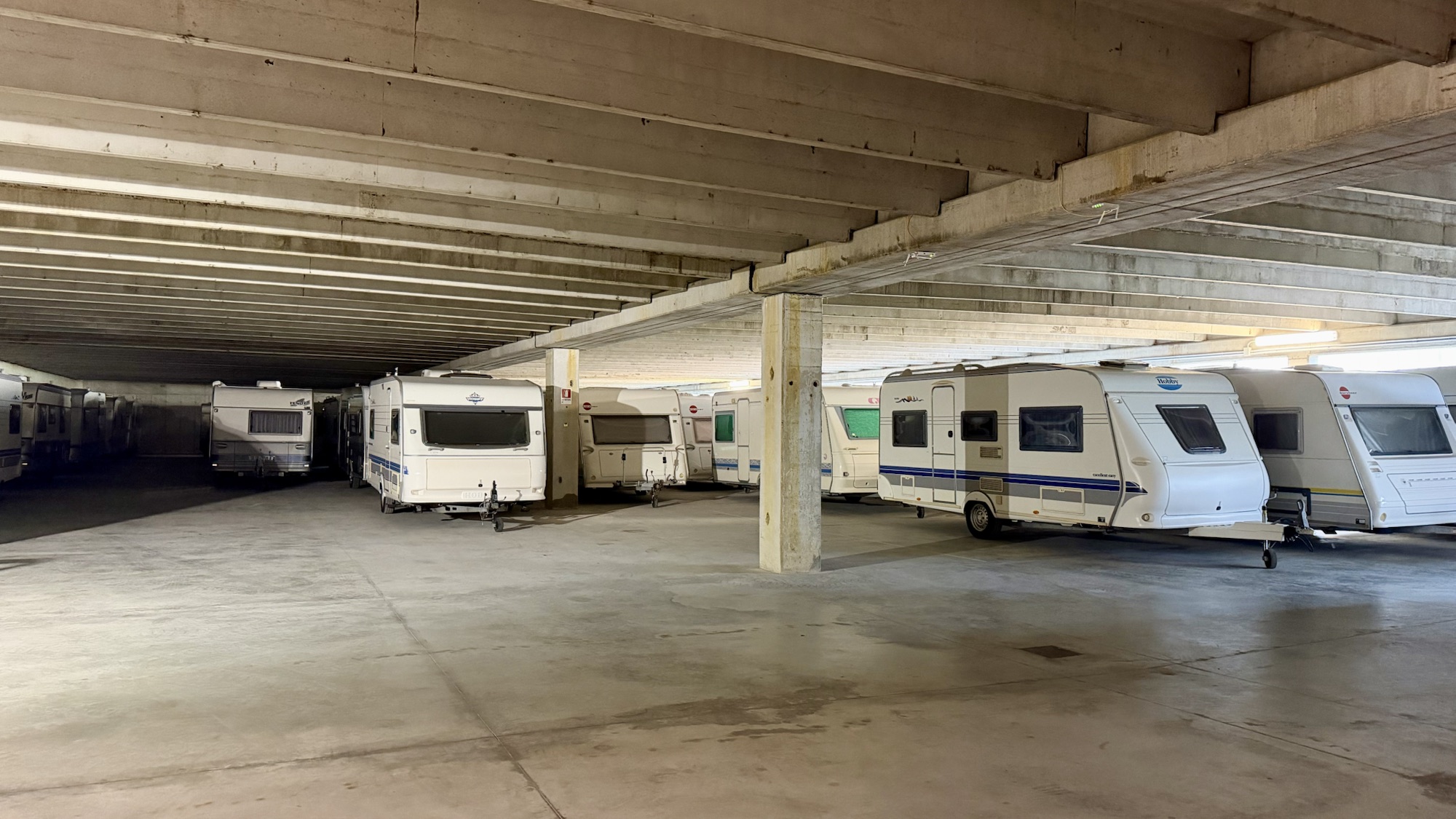 Caravan custodite nello spazio coperto interrato di Parking Serena