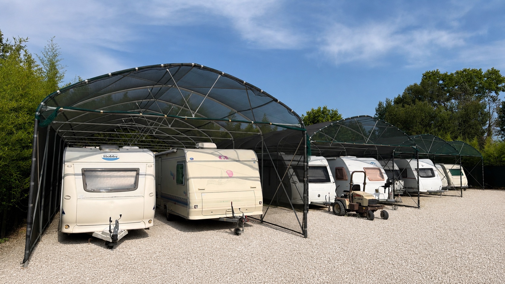 Caravan custodite nei tunnel antigrandine di Parking Serena
