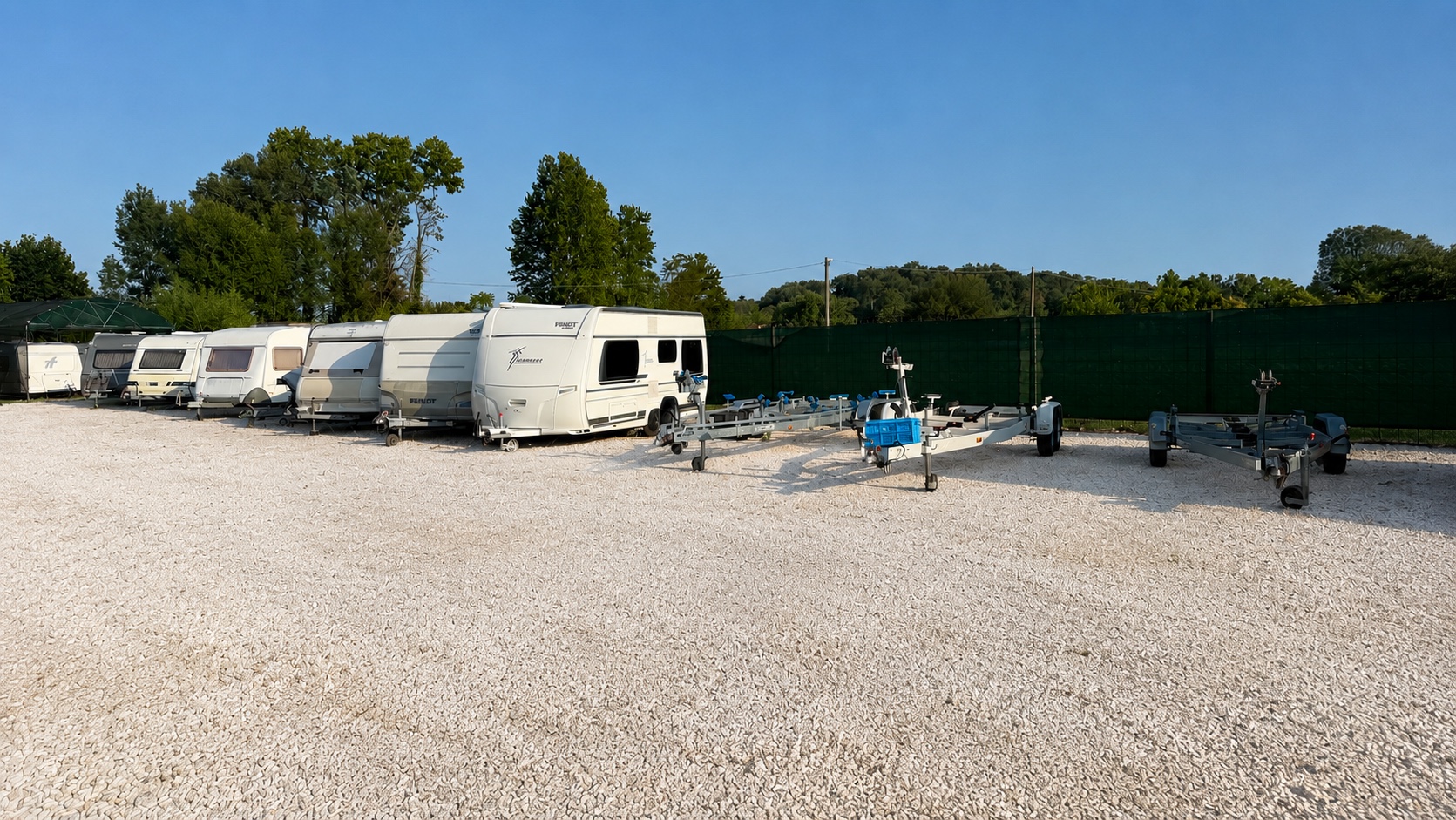 Caravan e carrelli custoditi nell’area scoperta e recintata di Parking Serena